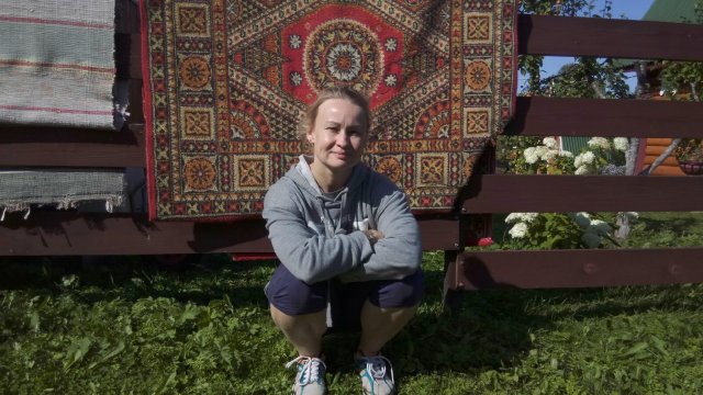 Когда тревога атакует, а мысли мчатся можно попробовать дышать. Например, как мне нравится, по квадрату — всего 1–2 минуты: